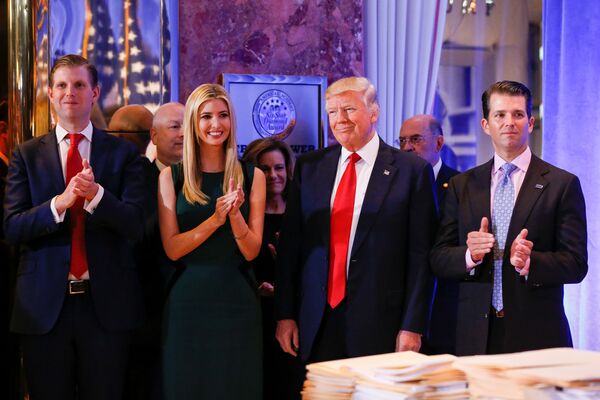 Избранный президент США Дональд Трамп с семьей на пресс-конференции в Нью-Йорке