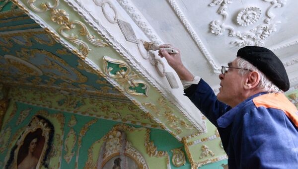 Пенсионер Владимир Чайка расписал подъезд в стиле барокко в Киеве
