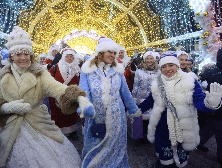 Участники торжественного шествия во время парада Снегурочек в Москве