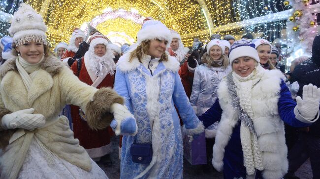 Участники торжественного шествия во время парада Снегурочек в Москве