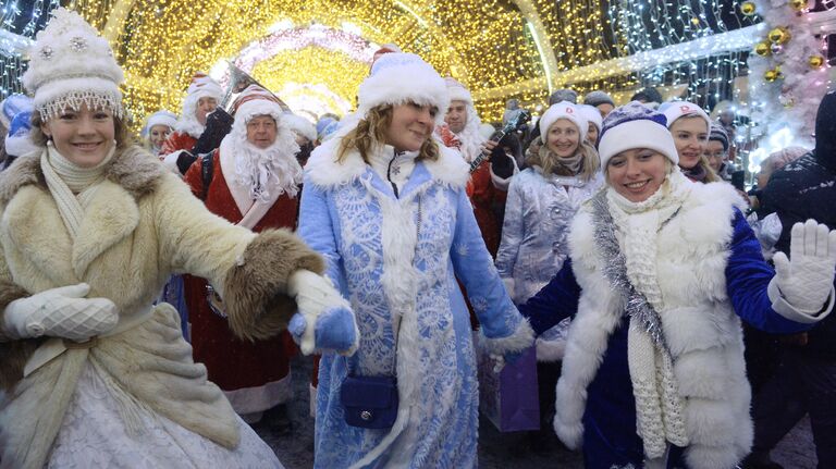 Участники торжественного шествия во время парада Снегурочек в Москве