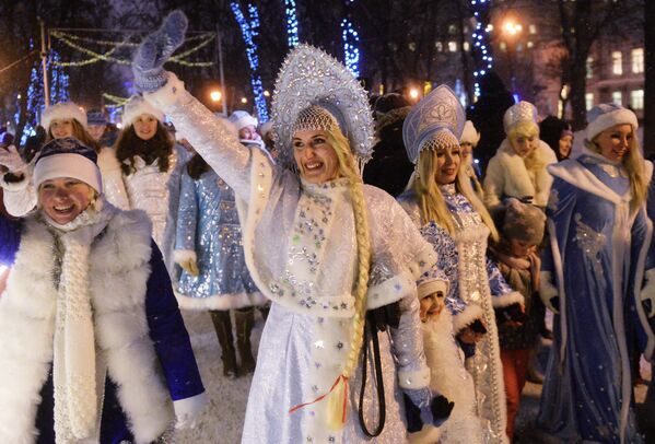Участники торжественного шествия во время парада Снегурочек в Москве