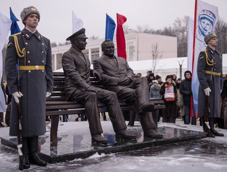 Открытие памятника конструктору пилотируемых космических кораблей Сергею Королеву и первому космонавту Земли Юрию Гагарину в Королеве