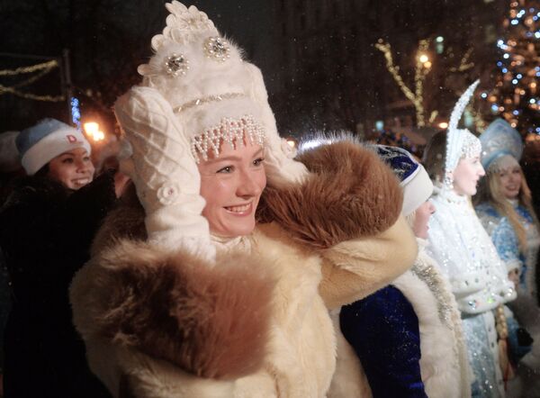 Участница торжественного шествия во время парада Снегурочек в Москве