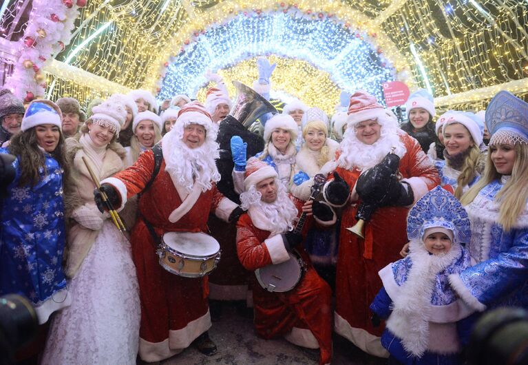 Участники торжественного шествия во время парада Снегурочек в Москве