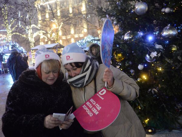 Зрители перед началом парада Снегурочек в Москве