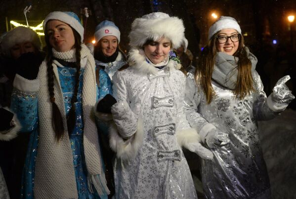 Участники торжественного шествия во время парада Снегурочек в Москве
