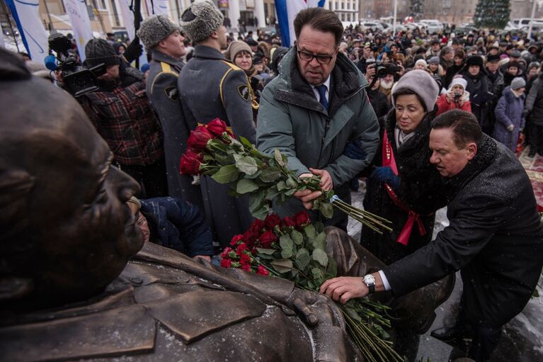 Дочь советского ученого, конструктора Сергея Королева Наталья Королева возлагает цветы на церемонии открытия памятника Сергею Королеву и космонавту Юрию Гагарину в Королеве