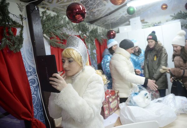 Участницы перед началом парада Снегурочек в Москве