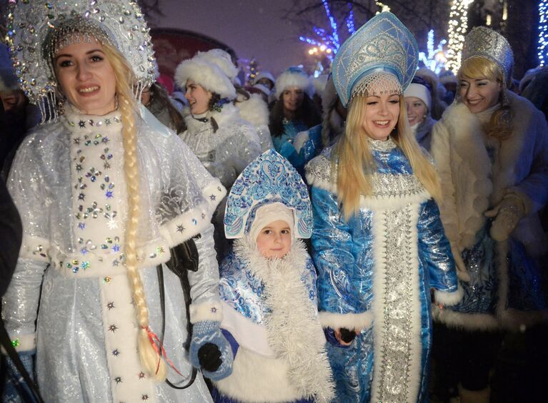 Участники торжественного шествия во время парада Снегурочек в Москве