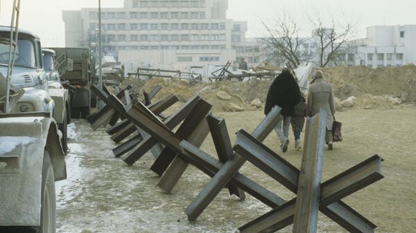 Противотанковые ежи на подходах к зданию парламента в Вильнюсе. 18 января 1991
