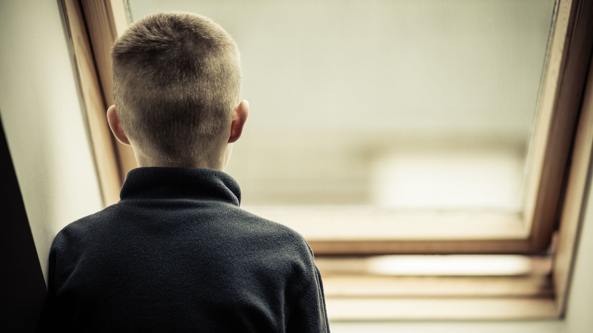 Подросток у окна - РИА Новости, 1920, 24.07.2025