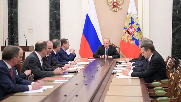 Президент РФ Владимир Путин проводит совещание с постоянными членами Совета безопасности РФ в Кремле. 13 января 2017