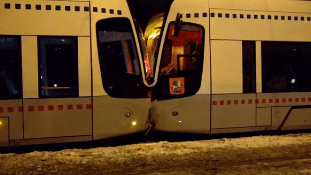 столкновение трамваев на северо-западе Москвы gif