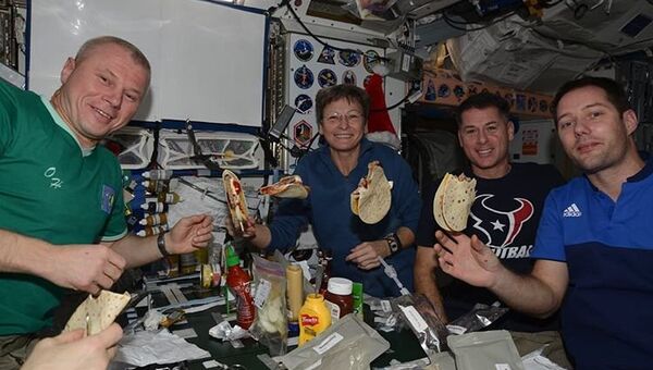 Космонавт Олег Новицкий показал быт на МКС через Instagram
