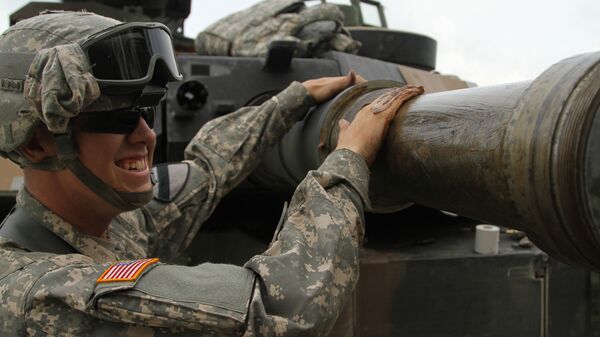 Американский военный с танком на учениях. Архивное фото
