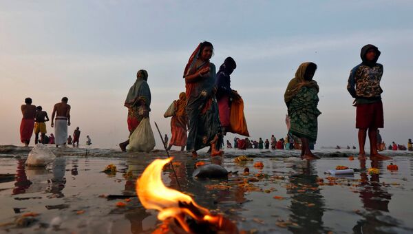 Паломники на праздновании индуистского праздника Макара-санкранти на острове Сагар в Индии