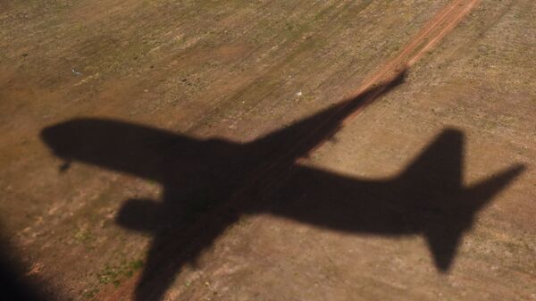 Тень летящего самолета. Архивное фото