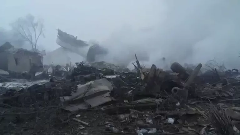 Первые кадры с места крушения Boeing 747 над дачным поселком под Бишкеком Первые кадры с места крушения Boeing 747 над дачным поселком под Бишкеком