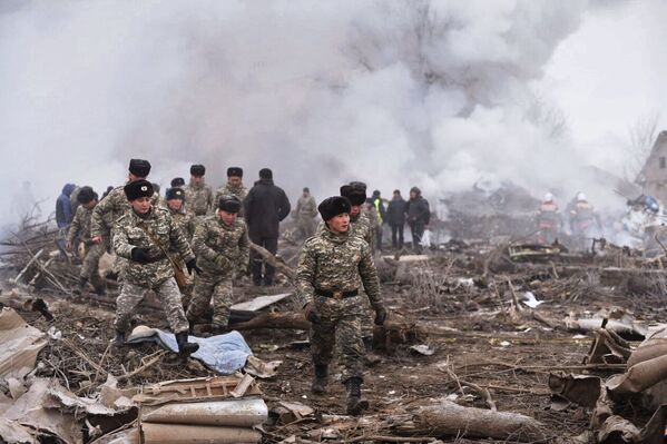 Военные на месте крушения турецкого грузового самолета Boeing 747 под Бишкеком
