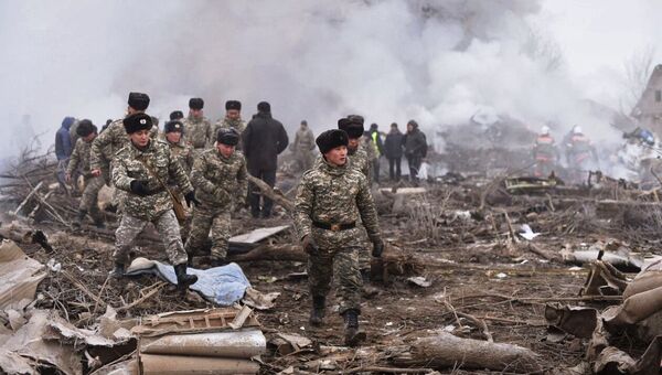 Военные на месте крушения турецкого грузового самолета Boeing 747 под Бишкеком