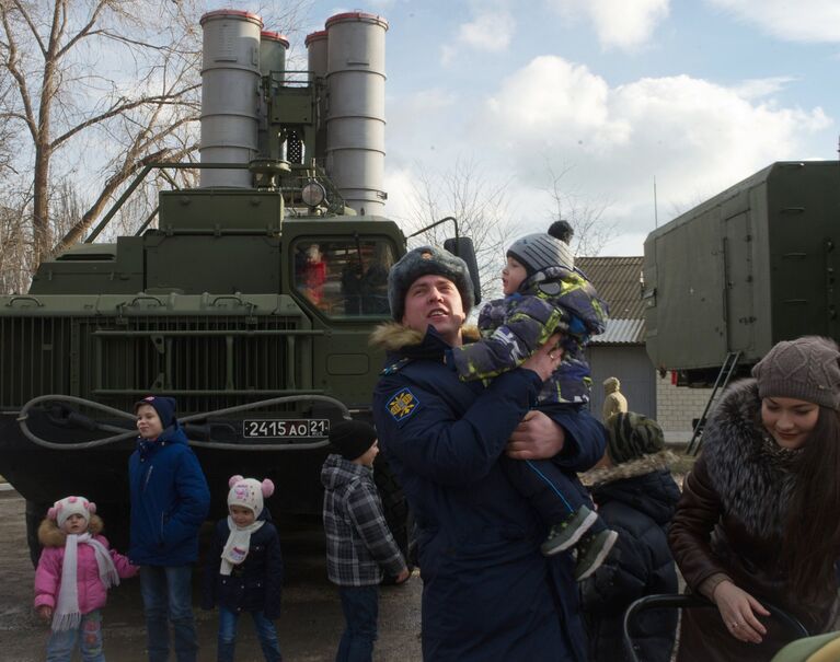 Выставка образцов вооружения на территории воинской части зенитного ракетного полка Южного военного округа