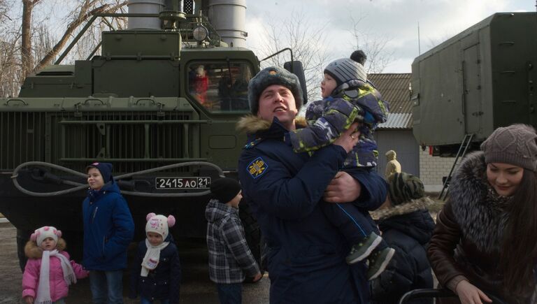 Выставка образцов вооружения на территории воинской части зенитного ракетного полка Южного военного округа