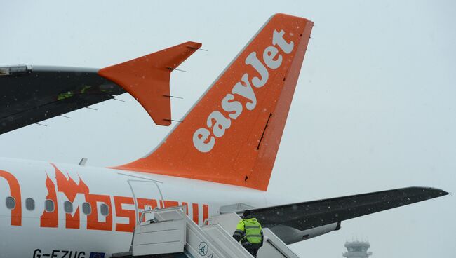 Пассажирский самолет Airbus A320 авиакомпании easyJet на взлетно-посадочной полосе аэропорта Домодедово