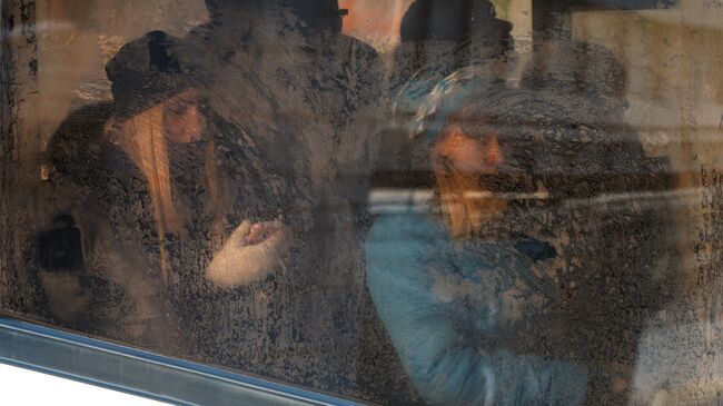 Жители Новосибирска в автобусе. Архивное фото