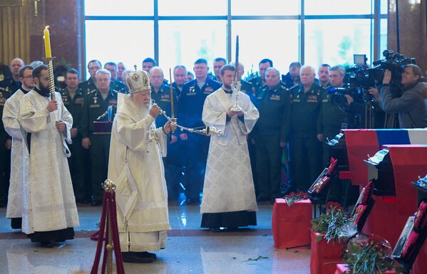 Священнослужители на церемонии прощания с погибшими при крушении самолета Ту-154 в Черном море на Федеральном военном мемориальном кладбище в Московской области