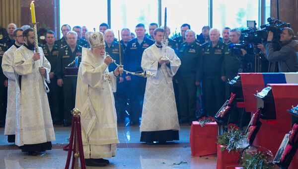 Священнослужители на церемонии прощания с погибшими при крушении самолета Ту-154 в Черном море на Федеральном военном мемориальном кладбище в Московской области