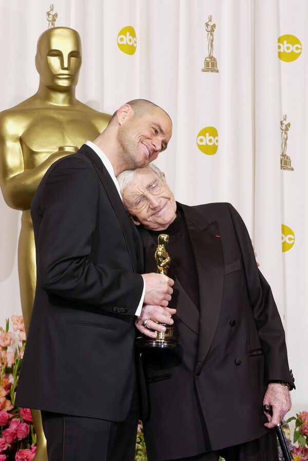 Американский кинорежиссёр и сценарист Блейк Эдвардс с Джимом Керри на премии Оскар, 29 февраля 2004