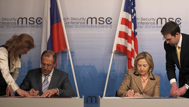 Глава МИД РФ Сергей Лавров и глава госдепартамента США Хиллари Клинтон во время обмена ратификационными грамотами Договора об СНВ в Мюнхене. 5 февраля 2011