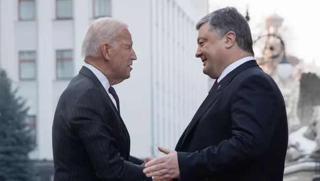 Президент Украины Петр Порошенко и вице-президент США Джо Байден во время встречи в Киеве. 16 января 2017