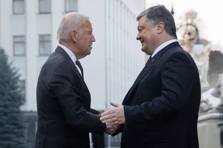 Президент Украины Петр Порошенко и вице-президент США Джо Байден во время встречи в Киеве. 16 января 2017 Президент Украины Петр Порошенко и вице-президент США Джо Байден во время встречи в Киеве. 16 января 2017