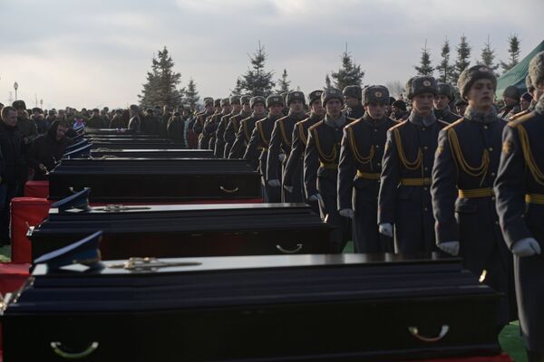 На церемонии прощания с погибшими при крушении самолета Ту-154 в Черном море на Федеральном военном мемориальном кладбище в Московской области