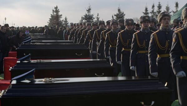 На церемонии прощания с погибшими при крушении самолета Ту-154 в Черном море на Федеральном военном мемориальном кладбище в Московской области