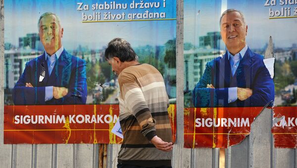 Плакат с предвыборной агитацией Мило Джукановича в Черногории. Архивное фото