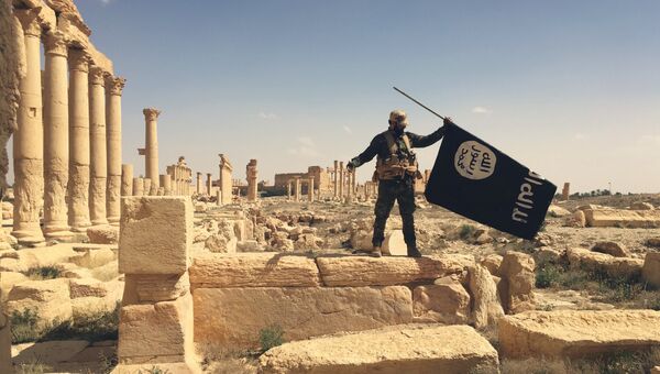 Первый захваченный флаг ИГ в Пальмире на развалинах старого города. Сирия, 26.03.2016