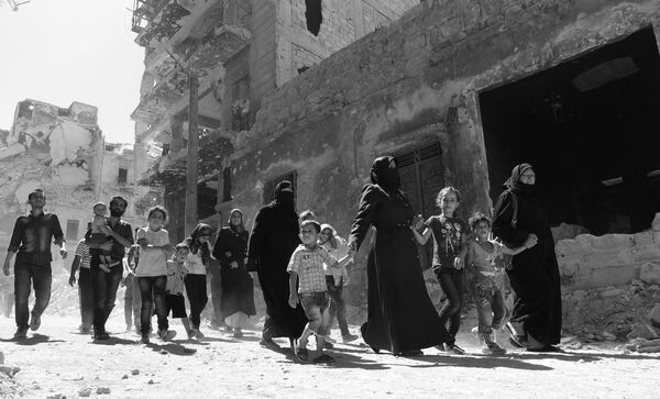 Выход мирных жителей из захваченного боевиками района Салах-Ад-Дин. Алеппо, Сирия, 18.09.2016