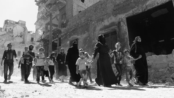 Выход мирных жителей из захваченного боевиками района Салах-Ад-Дин. Алеппо, Сирия, 18.09.2016