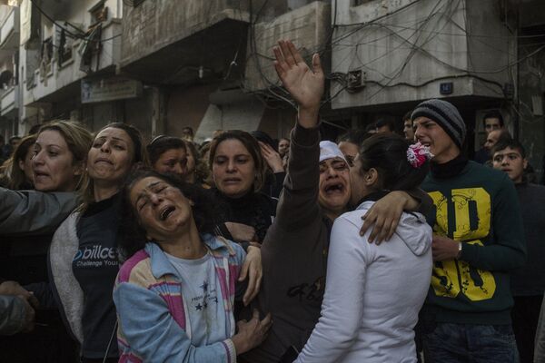 Родственники погибших и раненых во время террористического акта в центре города Хомс. Террористы взорвали заминированный автомобиль рядом с больницей Аль-Ахли. Сирия, 12.12.2015