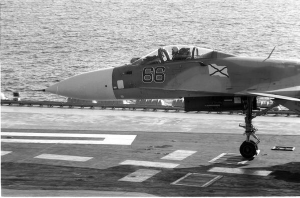 Истребитель Су-33 готовится к взлету с палубы тяжёлого авианесущего крейсера Адмирал Кузнецов. Средиземное море, 14.10.2016