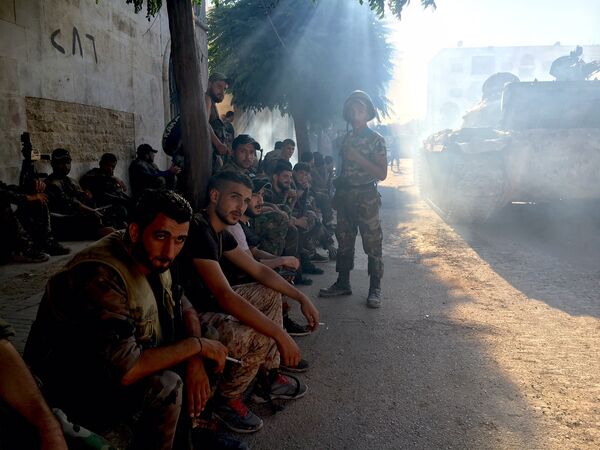 Бойцы сирийской армии во время наступления в районе училища тыла на юго-западе Алеппо. Сирия, 15.08.2016
