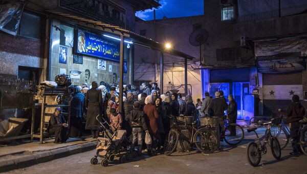 Жители Дамаска в очереди за хлебом. Сирия, 02.12.2015