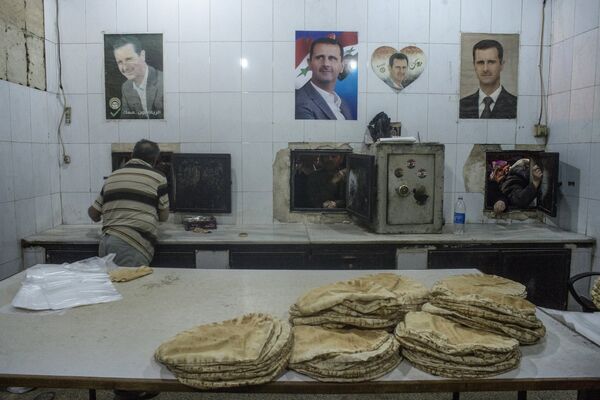 Приготовление хлеба в пекарне Дамаска. Сирия, 02.12.2015