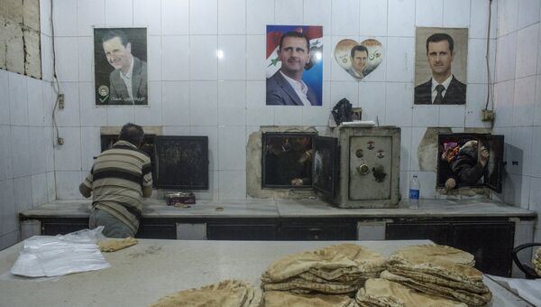Приготовление хлеба в пекарне Дамаска. Сирия, 02.12.2015