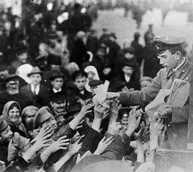 Раздача газет с призывом к революции. Февраль 1917 года Раздача газет с призывом к революции. Февраль 1917 года