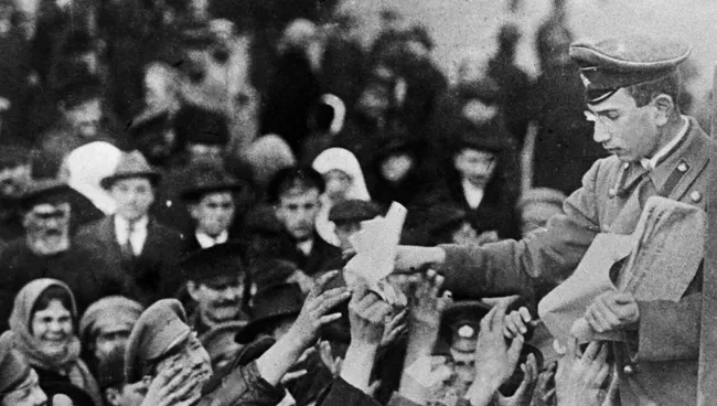 Раздача газет с призывом к революции. Февраль 1917 года. Архивное фото