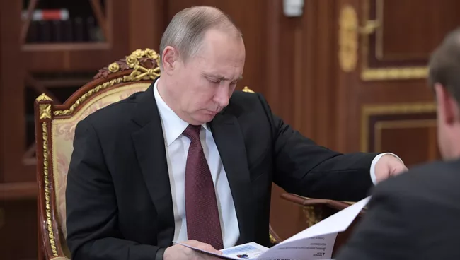 Президент РФ Владимир Путин во время встречи с министром промышленности и торговли РФ Денисом Мантуровым в Кремле. 16 января 2017